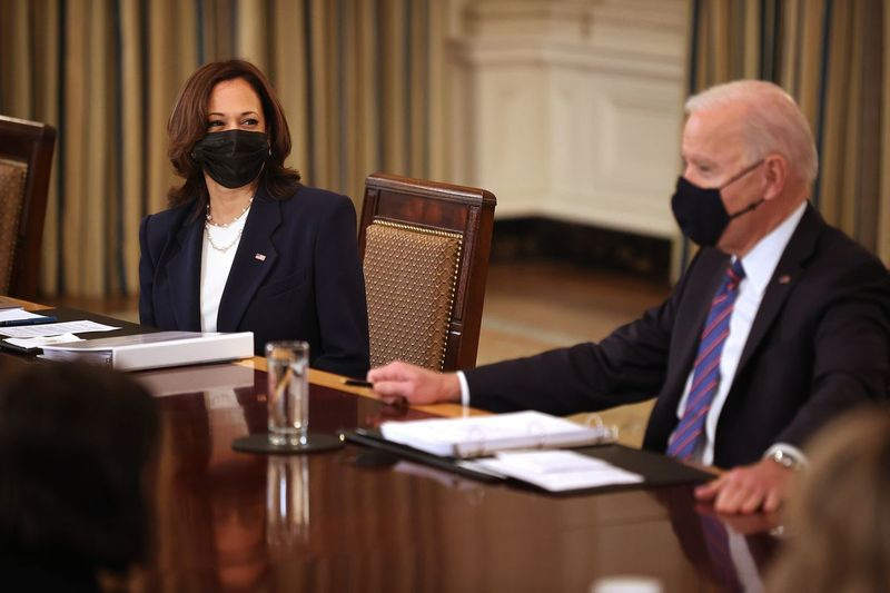 Le président Biden et le vice-président Harris rencontrent des membres du Cabinet et des conseillers en immigration