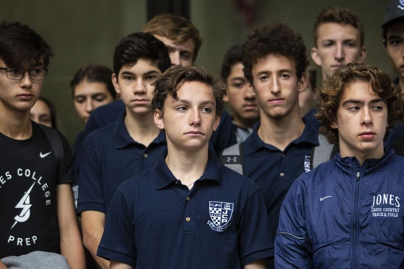 Biegacze Jones College Prep złożyli pozew przeciwko Illinois High School Association, aby wziąć udział w stanowych play-offach, pomimo przepisów IHSA, które zmusiły ich do rezygnacji z powodu strajku nauczycieli.