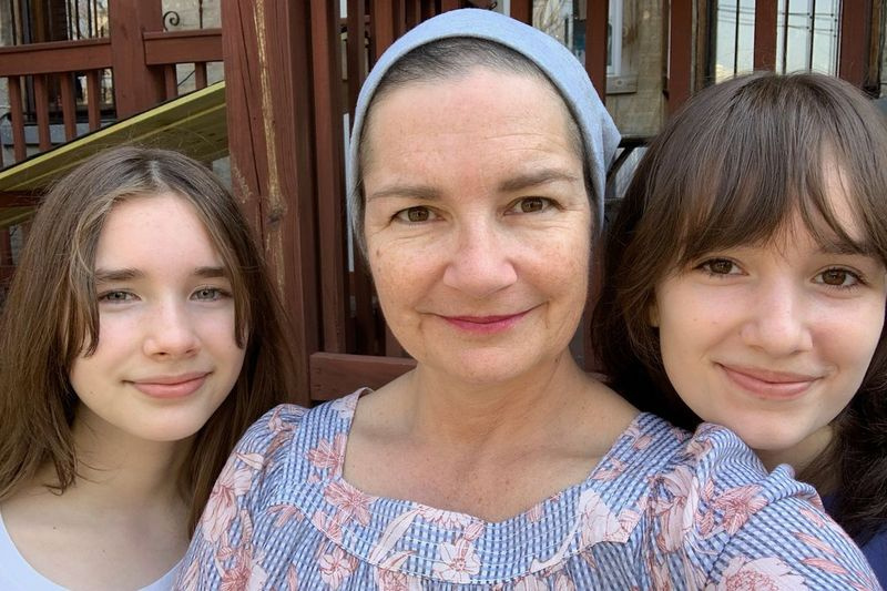 Kathleen Lyons sako, kad pagrindinis jos rūpestis, norintis persodinti kepenis, yra jos dukterų Ingrid (kairėje) ir Fionos ateitis ir matyti, kad jos pasiekia daugiau gyvenimo etapų.