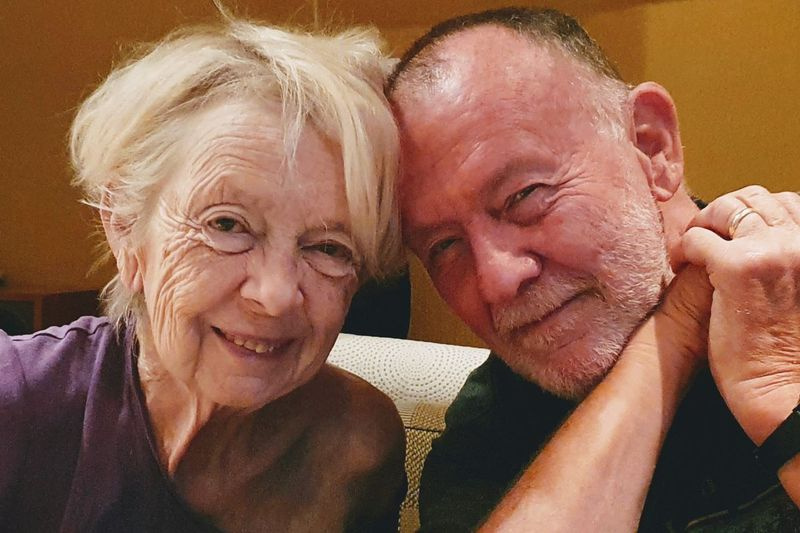 Betsy och Floyd Rogers, som bor nära Glen Ellyn, har varit strandsatta i sin dotters hem i Sydafrika sedan pandemin började. När de var där förstörde ett sprucket rör interiören av deras hem. Och Allstate säger: Det är inte täckt.