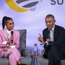 Bývalý prezident Barack Obama hovoří s herečkou, modelkou a aktivistkou Yarou Shahidi během summitu Obama Foundation v Illinois Institute of Technology na South Side, úterý odpoledne 29. října 2019.