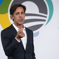 Generální ředitel Obama Foundation David Simas hovoří během summitu Obama Foundation v Illinois Institute of Technology na South Side, úterý odpoledne, 29. října 2019.