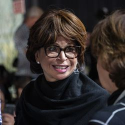 Bývalá členka Obamovy administrativy Valerie Jarrettová hovoří s dalšími účastníky před začátkem summitu Obama Foundation na Illinois Institute of Technology na South Side, úterý 29. října 2019.
