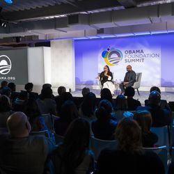 Filmařka Ava DuVernay a umělec Theaster Gates hovoří během summitu Obama Foundation v Illinois Institute of Technology na South Side, úterý 29. října 2019.