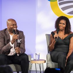 Bývalá první dáma Michelle Obamová (vpravo) a její bratr Craig Robinson hovoří během summitu Obama Foundation v Illinois Institute of Technology na South Side, úterý 29. října 2019.