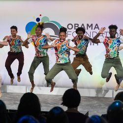 Tanečníci s Joffrey Community Engagement vystupují během summitu Obama Foundation v Illinois Institute of Technology na South Side, úterý 29. října 2019.