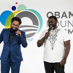 (Zleva) Diallo Riddle a Bashir Salahuddin, tvůrci show South Side na Comedy Central, hovoří během summitu Obama Foundation na Illinois Institute of Technology na South Side, úterý 29. října 2019.