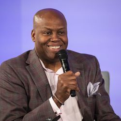 Craig Robinson, bratr bývalé první dámy Michelle Obamové, hovoří během summitu Obama Foundation na Illinois Institute of Technology na South Side, úterý 29. října 2019.