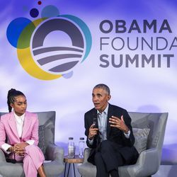 Bývalý prezident Barack Obama hovoří s herečkou, modelkou a aktivistkou Yarou Shahidi během summitu Obama Foundation v Illinois Institute of Technology na South Side, úterý odpoledne 29. října 2019.
