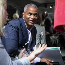 Martin Nesbitt, předseda Obama Foundation, hovoří s dalšími účastníky před začátkem summitu Obama Foundation v Illinois Institute of Technology na South Side, úterý 29. října 2019.