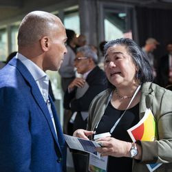 Tina Tchen, bývalá šéfka štábu první dámy Michelle Obamové, hovoří s dalšími účastníky před začátkem summitu Obamovy nadace v Illinois Institute of Technology na South Side v úterý 29. října 2019.