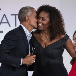 Bývalý prezident Barack Obama políbí bývalou první dámu Michelle Obamovou na tvář, když se společně objevili na pódiu po summitu Obama Foundation v Illinois Institute of Technology na South Side, úterý odpoledne 29. října 2019.
