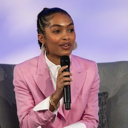 Herečka, modelka a aktivistka Yara Shahidi hovoří během summitu Obama Foundation v Illinois Institute of Technology na South Side, úterý odpoledne, 29. října 2019.