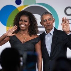 Bývalý prezident Barack Obama a první dáma Michelle Obamová vystupují na pódiu společně po summitu Obama Foundation v Illinois Institute of Technology na South Side v úterý odpoledne 29. října 2019.