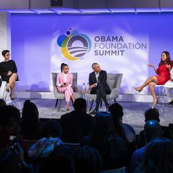 Bývalý prezident Barack Obama hovoří s kolegy z Obamovy nadace a herečkou, modelkou a aktivistkou Yarou Shahidi během summitu Obamovy nadace v Illinois Institute of Technology na South Side v úterý odpoledne 29. října 2019.