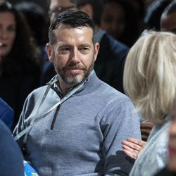 David Plouffe, bývalý manažer kampaně pro prezidentskou kampaň Baracka Obamy v roce 2008 a člen správní rady Obama Foundation, hovoří s ostatními účastníky před začátkem summitu Obama Foundation na Illinois Institute of Technology na South Side, úterý 29. října 2019 .