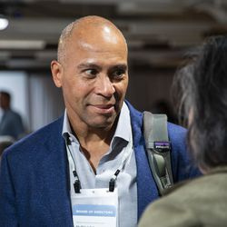 Deval Patrick, bývalý guvernér Massachusetts a člen správní rady Obama Foundation, hovoří s ostatními účastníky před začátkem summitu Obama Foundation na Illinois Institute of Technology na South Side, úterý 29. října 2019.