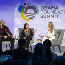 (Zleva) Oscar Sanchez z Community Leadership Corps v Chicagu, aktivistka za občanská práva Dolores Huerta a novinářka Sarah Smarsh hovoří během summitu Obamovy nadace na Illinois Institute of Technology na South Side v úterý odpoledne 29. října 2019.