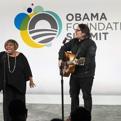 Mavis Staples a Jeff Tweedy vystupují během summitu Obama Foundation v Illinois Institute of Technology na South Side v úterý odpoledne 29. října 2019.