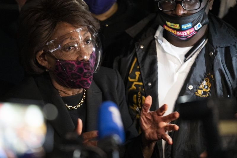 Rep. Maxine Waters, D-Californië, sprak met demonstranten buiten het Brooklyn Center Police Department in Minnesota.