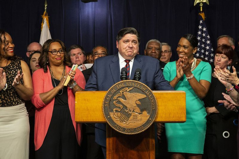 Le gouverneur J.B. Pritzker assiste à une cérémonie de signature de factures au James R. Thompson Center.
