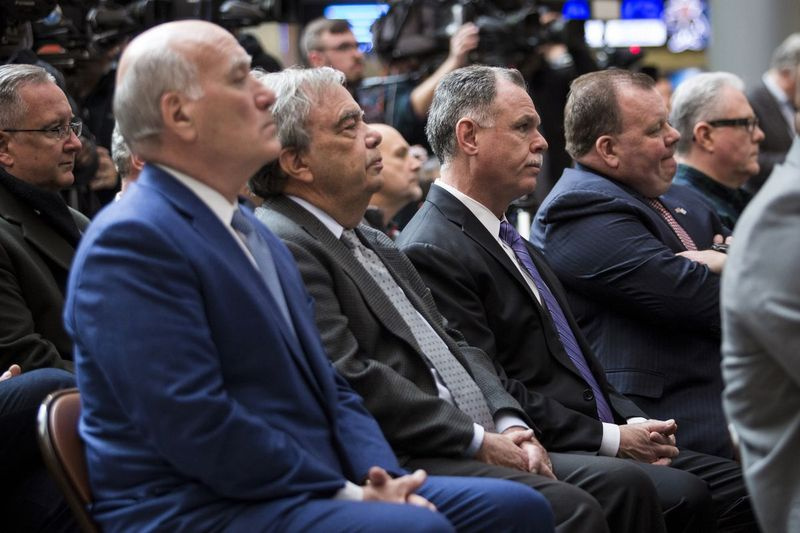 Ald. Patrick Daley Thompson, antras iš dešinės, su dėdėmis iš kairės, buvęs JAV prekybos sekretorius Billas Daley ir Kuko apygardos komisaras Johnas Daley, taip pat buvęs Čikagos policijos pareigūnas. Garis Makartis.