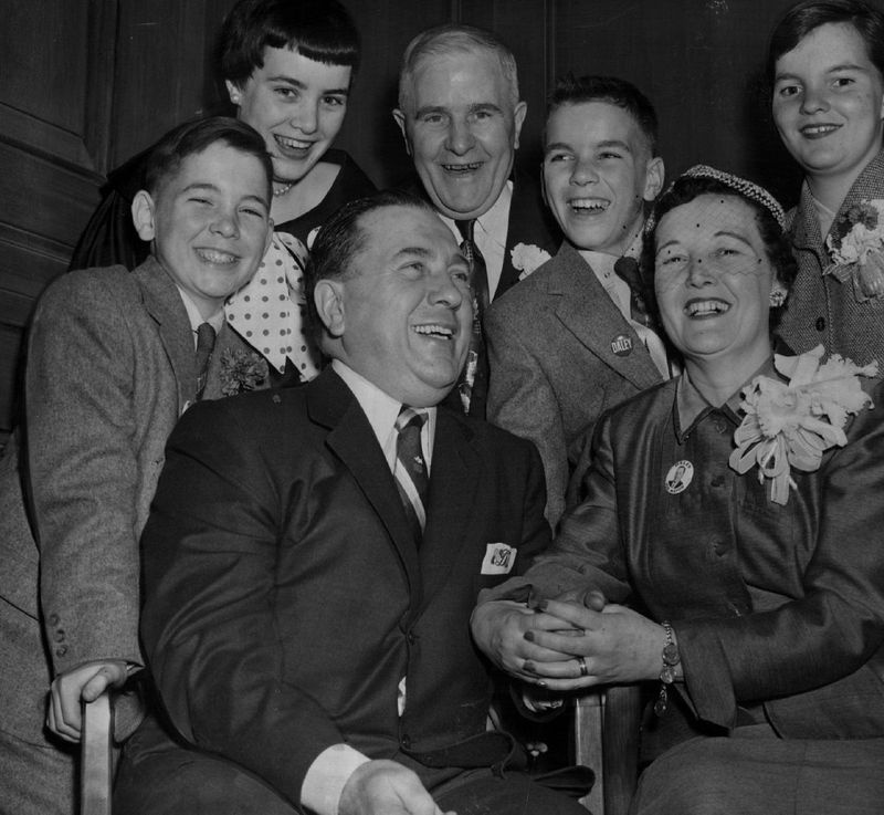 Richard J. Daley rinkimų naktį 1955 m. Su išrinktuoju meru ir jo žmona Eleonora yra sūnus Michaelas, dukra Mary Carol; Daley tėvas Michaelas; sūnus Richardas M. Daley ir dukra Eleanor.