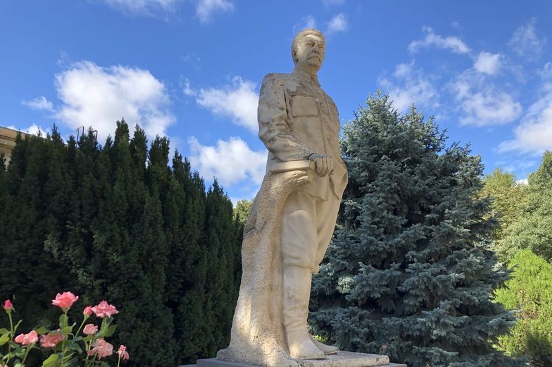 Joseph Stalin, udødeliggjort i denne statuen utenfor inngangen til museet hans i hjembyen hans - Gori, Georgia. Han har vært død i 68 år. Men Joseph Stalin State Museum er fortsatt en helligdom for navnebroren.