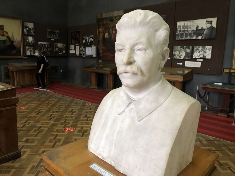 Akkurat hvilken komplisert verden vi lever i har aldri vært mer tydelig for meg enn det var da jeg besøkte byen der Joseph Stalin vokste opp. Denne bysten på Joseph Stalin State Museum i Gori er bare ett symbol på hvor aktet den hensynsløse sovjetiske diktatoren fortsatt er nå, 68 år etter hans død.