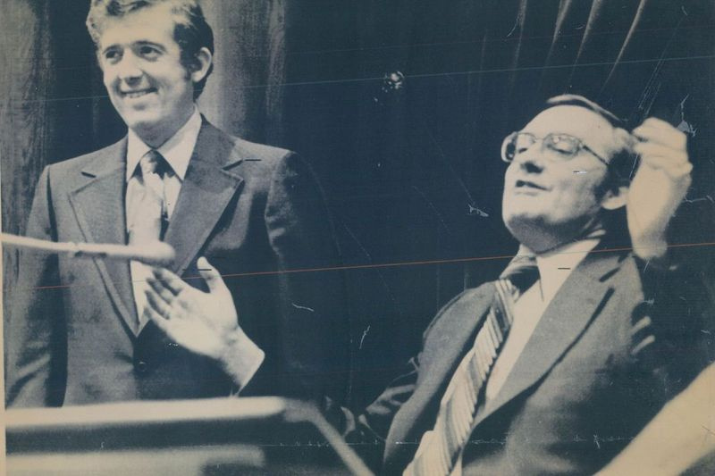 Gabenor James R. Thompson menghela nafas lega selepas Demokrat Thomas Hynes dari Chicago dipilih sebagai presiden Senat selepas konflik selama enam minggu dengan penentang parti pada 1977.