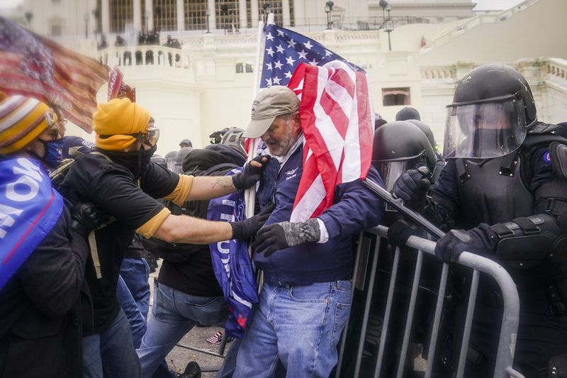 Anhängare av president Donald Trump drabbar samman med polisen innan de bröt in mot Capitoliumbyggnaden den 6 januari.