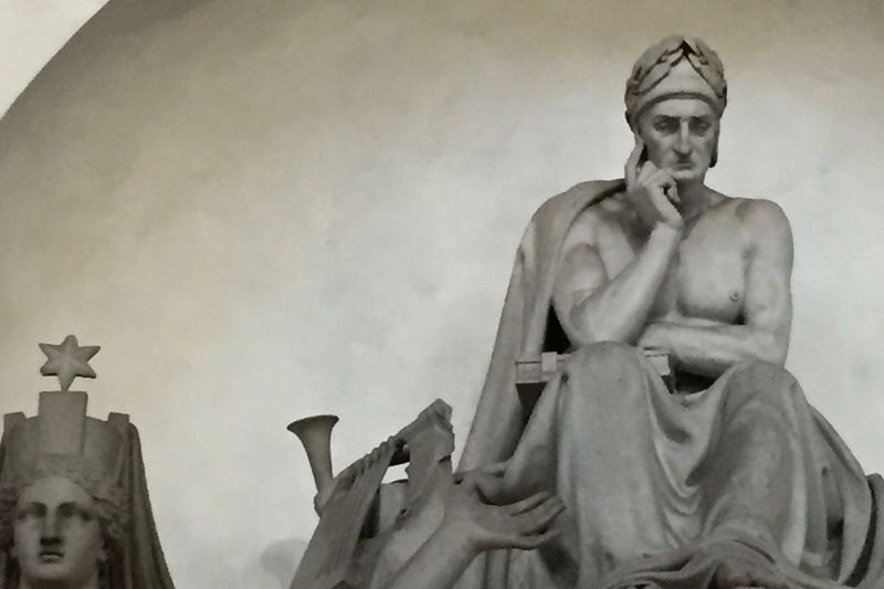 Una estatua de Dante encima de su tumba falsa en la Basílica de Santa Croce en Florencia. De hecho, está enterrado a 90 millas de distancia en Ravenna. ¿Parecer familiar? Rodin basó su Pensador en Dante.