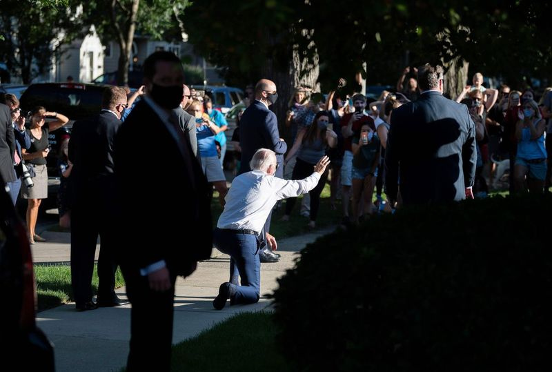 Biden zwaait naar supporters als hij op 3 september 2020 vertrekt bij een evenement in Wauwatosa, Wisconsin.