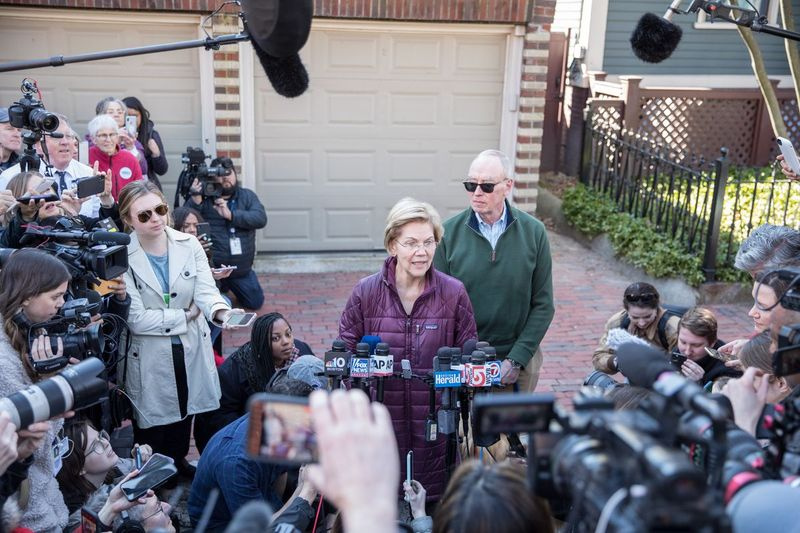 Senator Elizabeth Warren (D-MA) ogłasza, że ​​rezygnuje z kampanii prezydenckiej