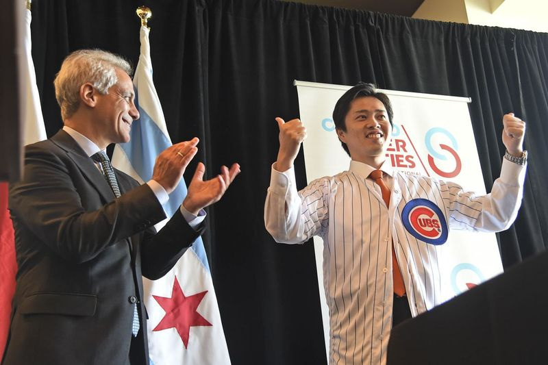 O prefeito de Osaka, Hirofumi Yoshimura, visitou Chicago em 2018 e se encontrou com o então prefeito Rahm Emanuel. Aqui, Yoshimura mostra sua nova camisa dos Cubs.
