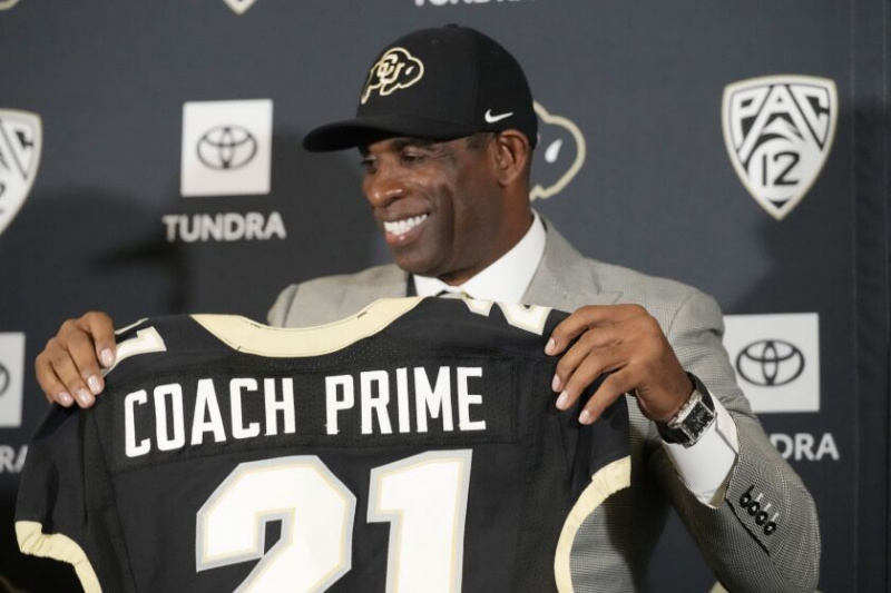   Deion Sanders fue presentado la semana pasada como entrenador en jefe de Colorado después de dejar Jackson State, la escuela de FCS donde tuvo marca de 27-5 durante tres temporadas.
