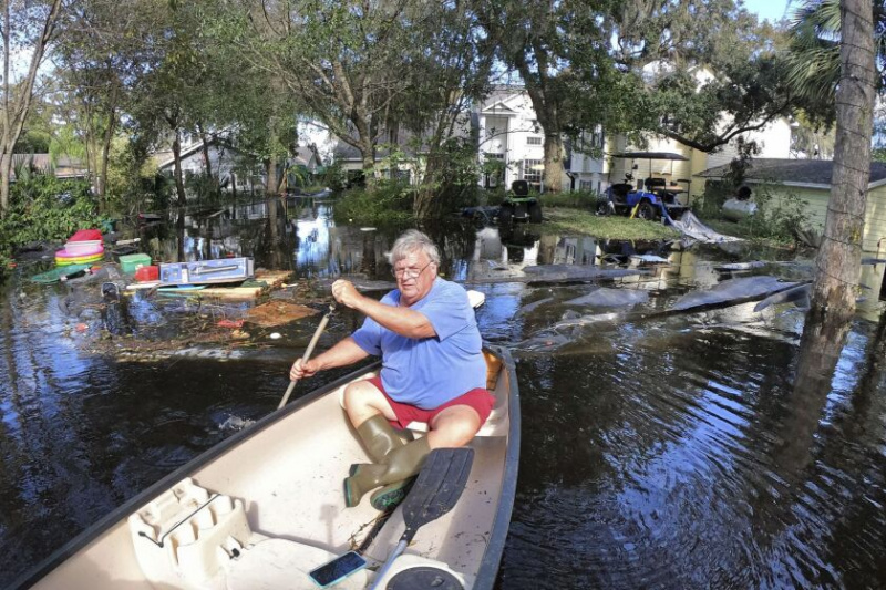   Der in Genf, Florida, ansässige Dave McDonald navigiert am Dienstag, den 4. Oktober 2022, an den überfluteten Häusern der Nachbarn am Whitcomb Drive vorbei, nachdem der Lake Harney im Seminole County aufgrund der historischen Regenfälle des Hurrikans Ian 8 Fuß über dem Meeresspiegel lag.