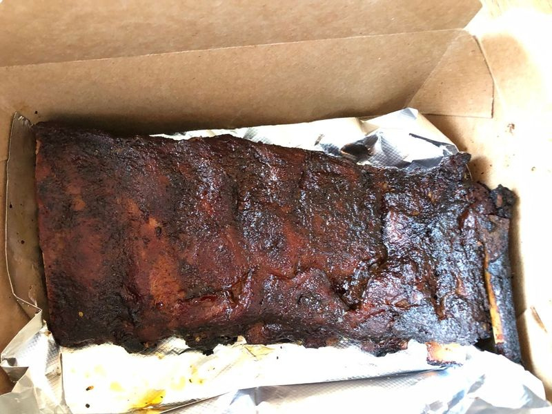 Polovičná doska rebier St. Louis zo Smoque BBQ, 3800 N. Pulaski Rd.
