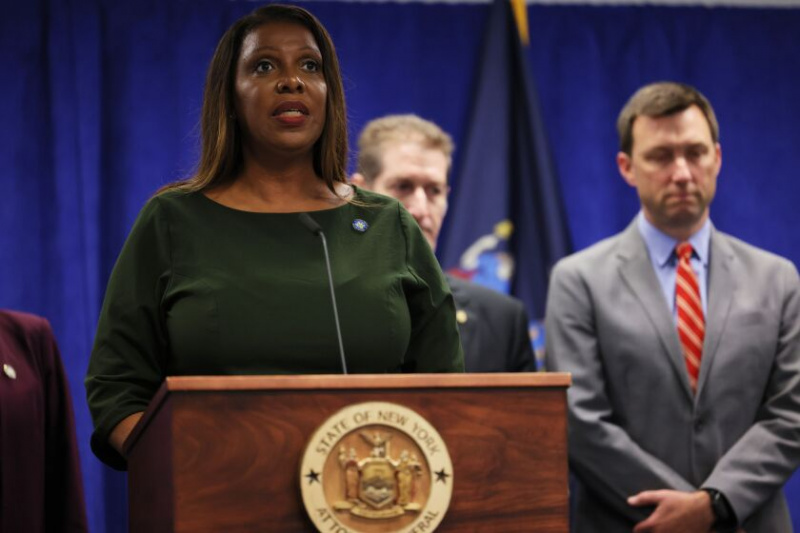   Die Generalstaatsanwältin des Staates New York, Letitia James, spricht während einer Pressekonferenz am 21. September in New York, um eine 250-Millionen-Dollar-Klage gegen Donald J. Trump und seine Kinder wegen Betrugs anzukündigen.