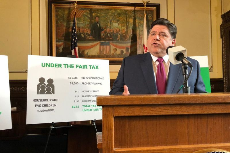 Gubernator J.B. Pritzker w Springfield w zeszłym roku.