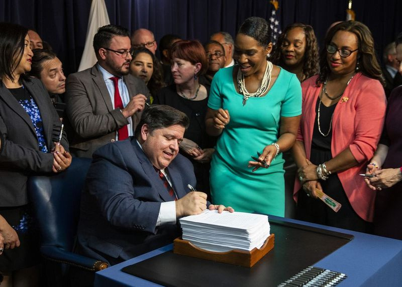 Gubernator J.B. Pritzker podpisuje ustawy o dochodach i budżetach w 2019 r.