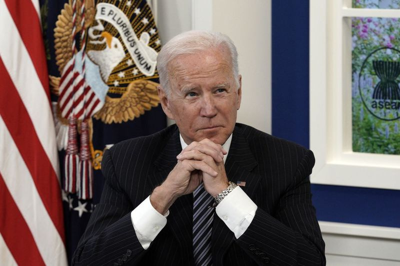 Antradienį, 2021 m. spalio 26 d., prezidentas Joe Bidenas sėdi Pietų rūmų auditorijoje Baltuosiuose rūmuose,