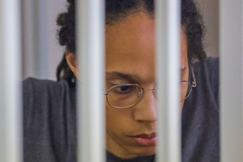   Hviezdu WNBA a dvojnásobnú zlatú olympijskú medailistku Brittney Grinerovú zatkli pre obvinenia z prechovávania drog 17. februára a odvtedy je zadržiavaná v Rusku.