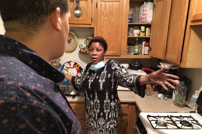 Rashidat Williams räägib osariigi senaatorile Robert Petersile hooldusprobleemidest Ellis Lakeview Apartmentsis, 4624 S. Ellis Ave.
