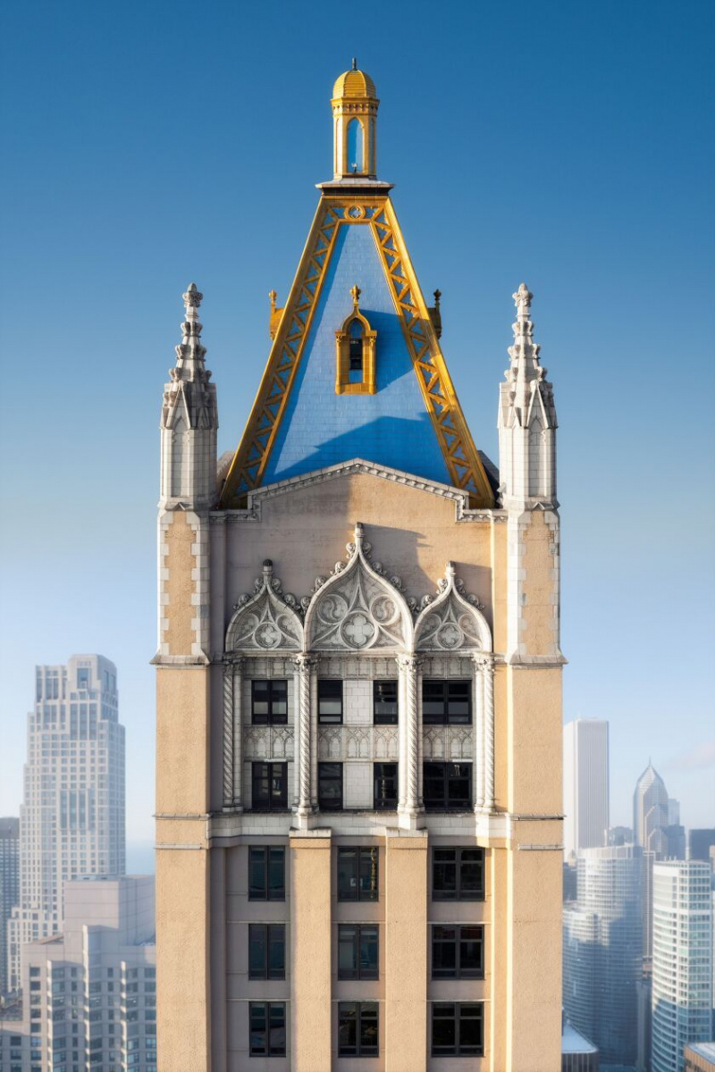   American Furniture Mart, 680 N. Lake Shore Drive, er blandt de ældre højhuse, som Chris Hytha fokuserer på i sit arbejde. Hytha fotograferede det ved hjælp af en drone.