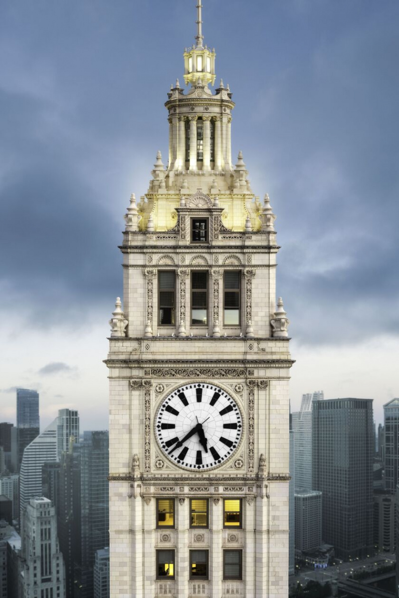   Dette fotografi af Wrigley Building består faktisk af mange mindre fotografier taget med et dronemonteret kamera.