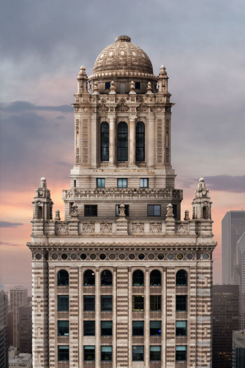   Dette fotografi af Jewellers Building, 35 E. Wacker Drive, også kendt på film som Gotham City retsbygning, blev taget af Chris Hytha ved hjælp af en drone.