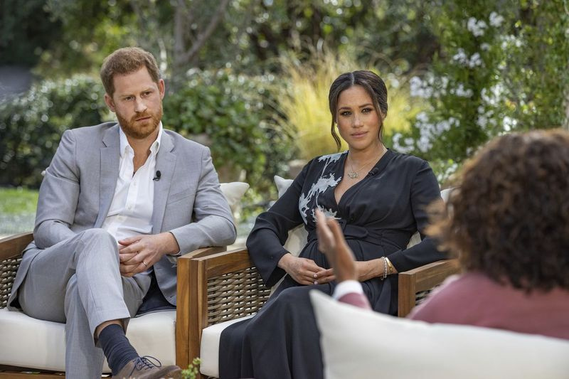 Imej yang disediakan oleh Harpo Productions ini menunjukkan Putera Harry, dari kiri, dan Meghan, Duchess of Sussex, dalam perbualan dengan Oprah Winfrey. Oprah with Meghan and Harry: A CBS Primetime Special disiarkan pada 7 Mac.
