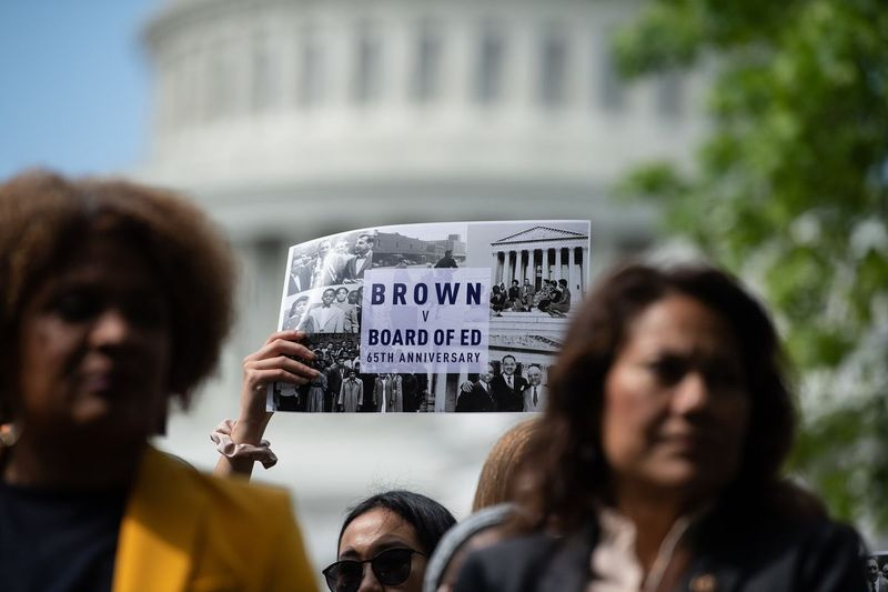 Washingtonis Kapitooliumi lähedal osalevad inimesed 2019. aastal meeleavaldusel, millega tähistati 65. aastapäeva Brown vs. Haridusnõukogu otsusest, mis lõpetas avalike koolide segregatsiooni ja õhutas kodanikuõiguste liikumist.