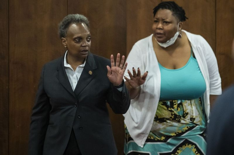 Ordfører Lori Lightfoot utveksler opphetede ord med Ald. Jeanette Taylor (20.) under et bystyremøte forrige uke.
